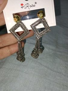 pair of 2 earrings,1 is stud and the other earing