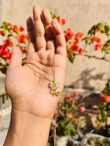 Daisy Pendant Necklace