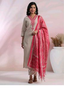 ​💖 Elegant Pink Ensemble: Embroidered Kurta with