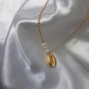 Elegant  Shell Pearl Necklace