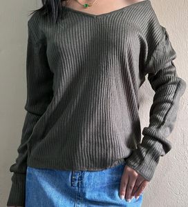 Olive Green V-neck Sweater 🎀