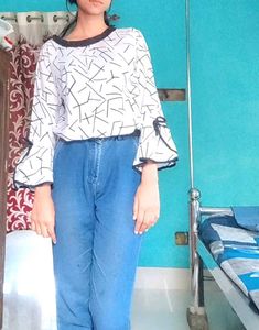 🤍 Geometric Print Bell Sleeve Top