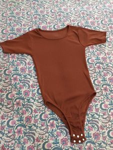 Brown tshirt.