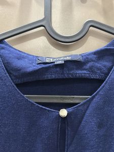 A short linen blue top
