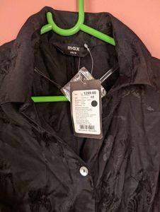 Chic Black Dress with collar