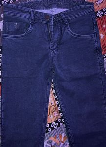 it’s a light wieght stretchable navy blue jeans ..