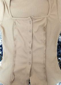Body fit casual shirt type top.