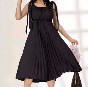 Black Pleated A-line dress 🖤🔥