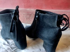 ✨Black Block Heel Ankle Booties✨