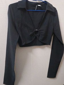 Black cropped ring details top