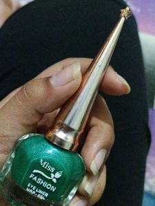 SHINY GREEN EYELINER