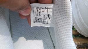 Nike Air Force 1 Triple White – Size 6