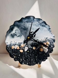 Resin table clock