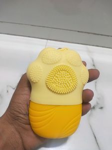 Non Slip Silicone Face Ice Cubes Easy Grip New Unique Shape ice Roller Base Reusable for Beauty  ( 1 pc )