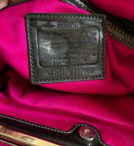Coach Kiss Lock ( Authentic)