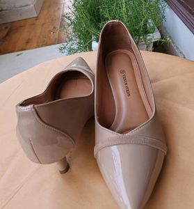 Venus Step Pointed Toe Kitten Heel Pump