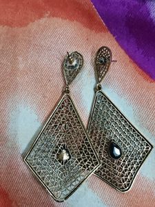 Elegant Mesh Drop Earrings with Black Stone Accent