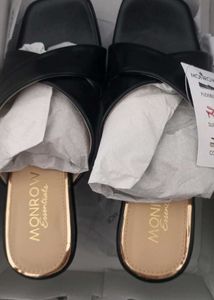 MONROW &#34;Boldly Comfortable&#34; Box