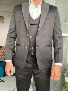 Stylish Three-Piece Suit - Modern Fit