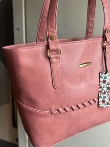 Super spacious handbag in pink