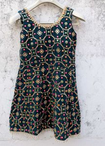 🌸Elegant Embroidered sharara Suit Set 🌸