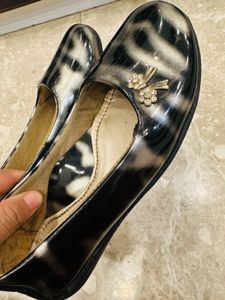 Girl&#39;s Zebra Print Flats