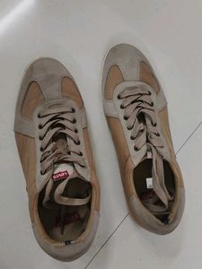 UK 10.5 Levi's Shoes with Free Mojari
