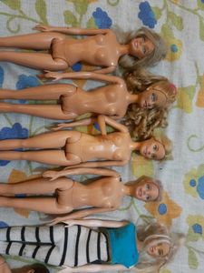 11 barbies