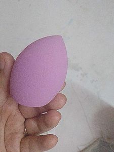 mekup blender in pink colour