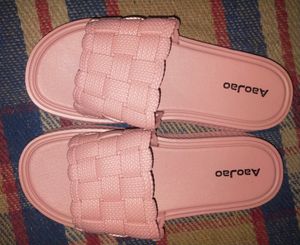 Women&#39;s slippers