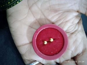 18ct gold pretty Earstuds used or no return.