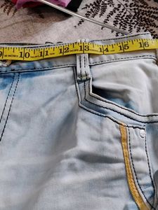 Light Wash Distressed jeans (32-34)