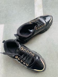 Lightly Worn Casual Sneakers – Like New!