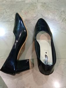 black pumps (2 inches)