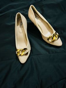 Beige heels with gold chain