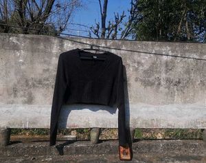 H&amp;M V-Neck Crop Top