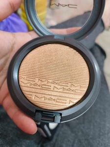 M.A.C Highlighter In Shade Oh, Darling