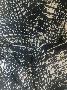 WOMEN&#39;S PRINTED RUFFLE TOP
