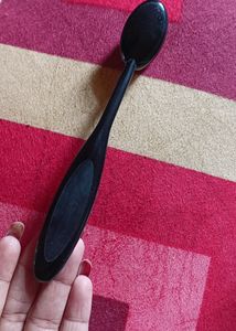 BEAUTIFUL MAKEUP OVAL FOUNDATION DESIGNED BRUSH