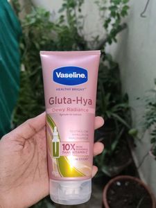 Vaseline Gluta-Hya Dewy Radiance Lotion