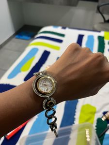 Elegant Gold Louger Watch