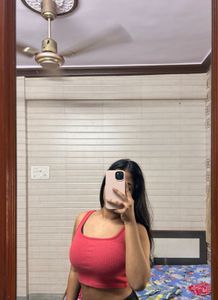 cute red tank top🍭