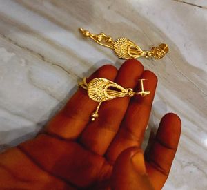 2 Gold Drop Earrings