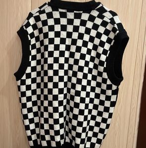 Checkered Sleeveless Knit Top