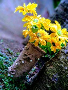 HAND MADE JUTE FLOWER VASE. FLOWER NOT IN CLOUDED