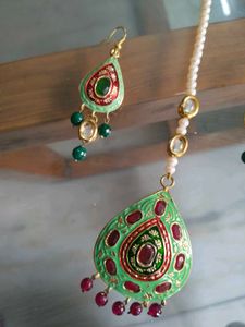 Green &amp; Red Kundan Maang tikka And Earrings Set