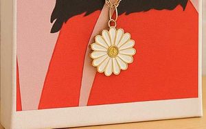 Daisy Pendant Necklace