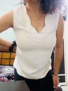 ❤️White Sleeveless Top in 200❤️