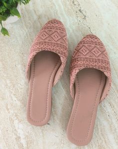 Pink Embroidered Jutti 🩷