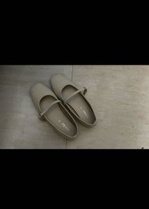 Elegant Cream Ballerinas